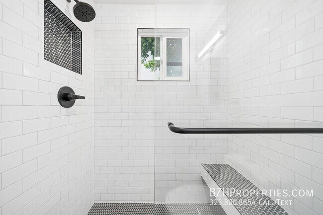 Building Photo - 1027 1/2 N Gardner St-