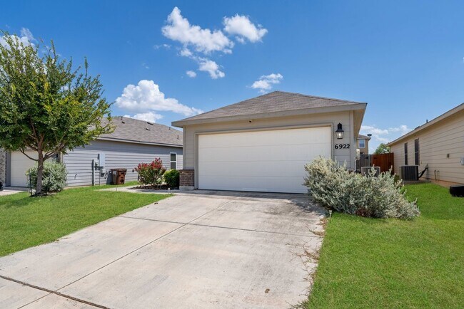 Building Photo - Spacious 3-Bed Home with Pool Access, Trails, and Fenced Yard in Converse