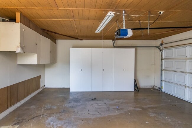 Building Photo - In the heart of Westlake Village this sing...