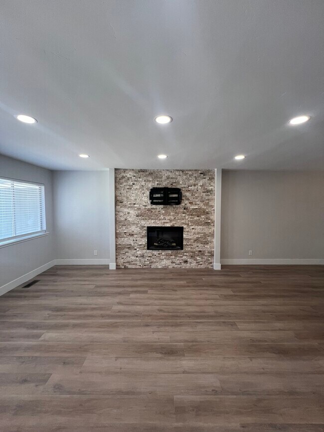 Building Photo - 1228 Monument Dr