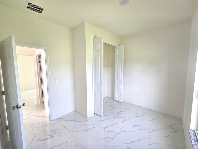 Building Photo - Great location in Lehigh Acres-Three Bedroom 2 bath/ Large Back yard!