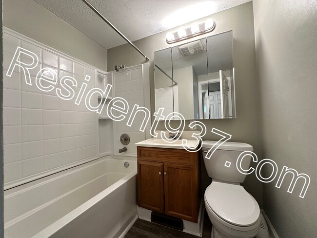 Building Photo - 3 bed 2 bath home.