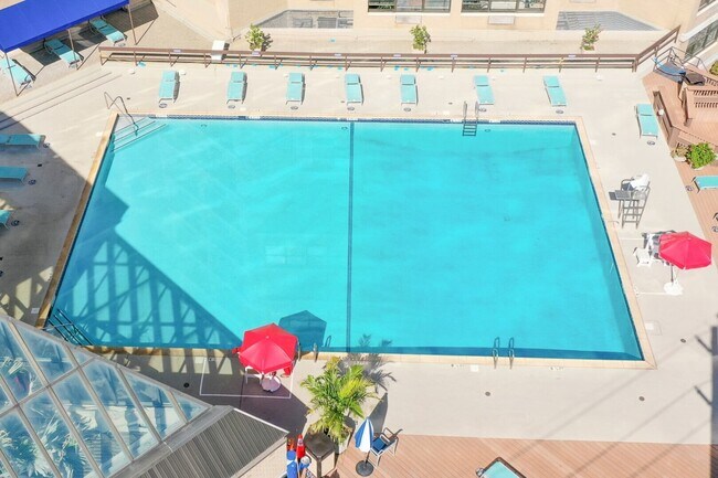 outdoor pool - 7004 Boulevard E