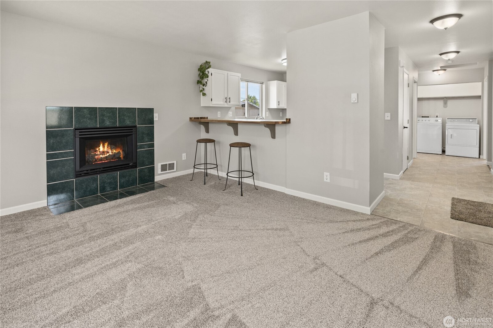 Cozy gas fireplace great for chilly days - 502 E River Ave