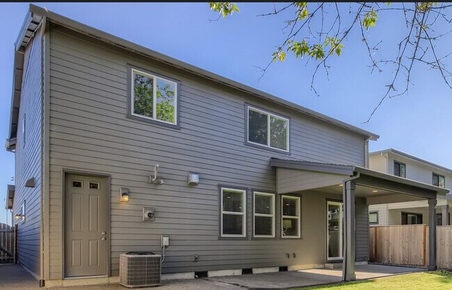 Building Photo - 4940 SE Oakhurst St