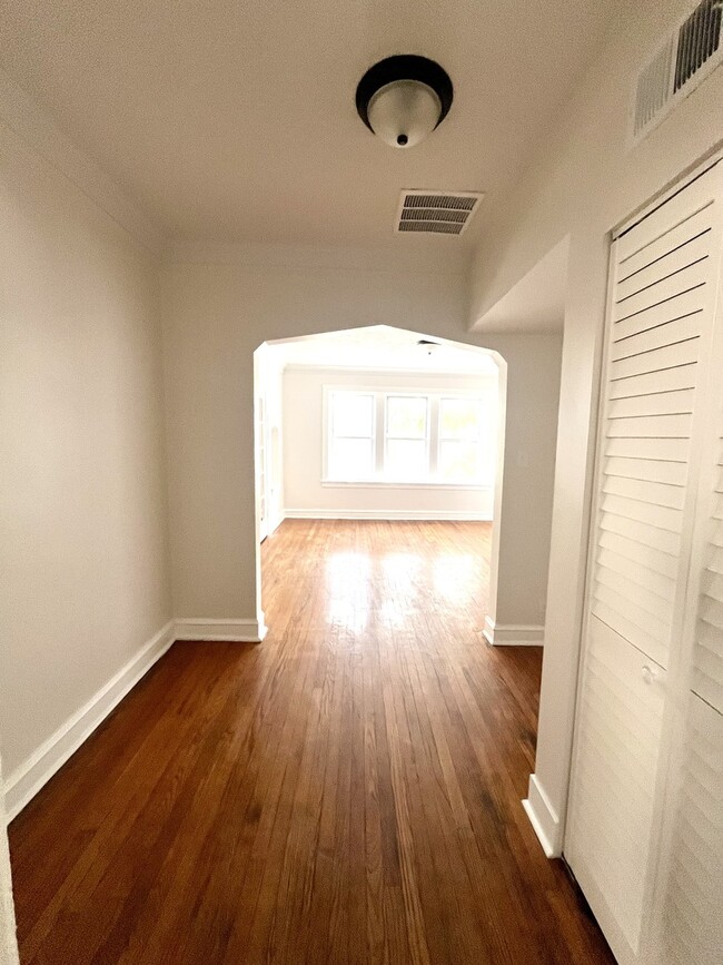 Building Photo - 1154 N Lawndale Ave