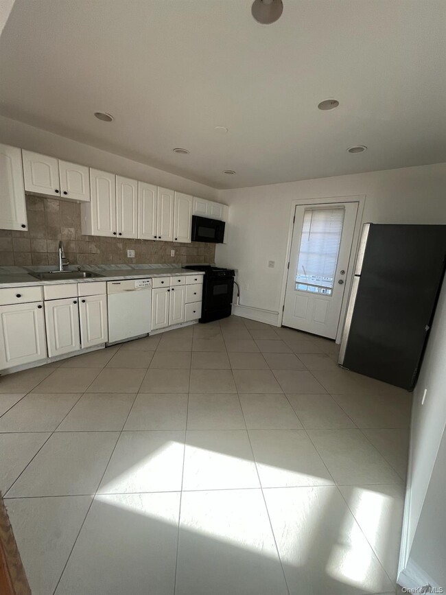 Building Photo - 117 Blydenburgh Ave