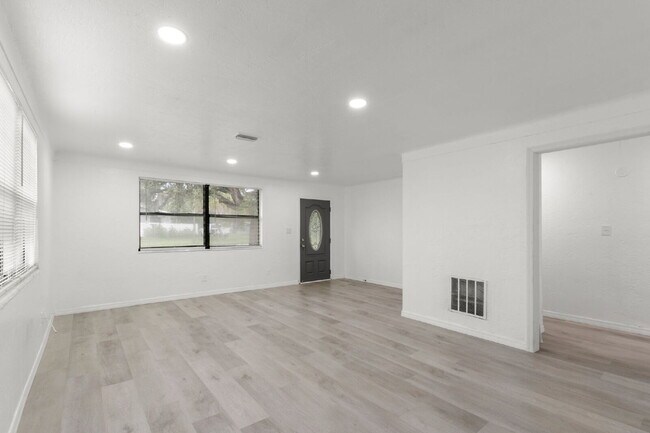 Building Photo - NEWLY RENOVATED Home For Rent in St Petersburg!