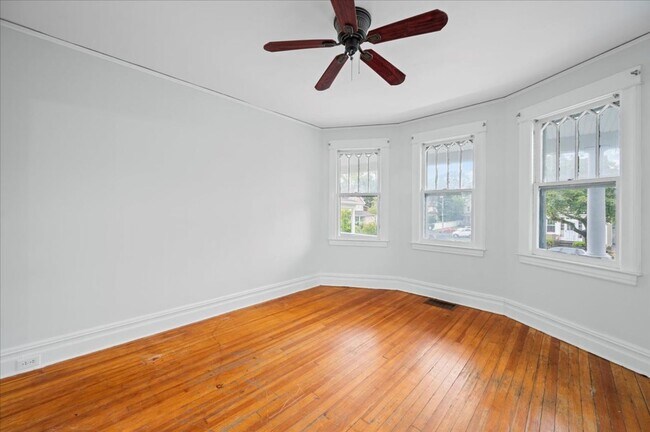 Building Photo - 4 Bed 1 Bath Large Home