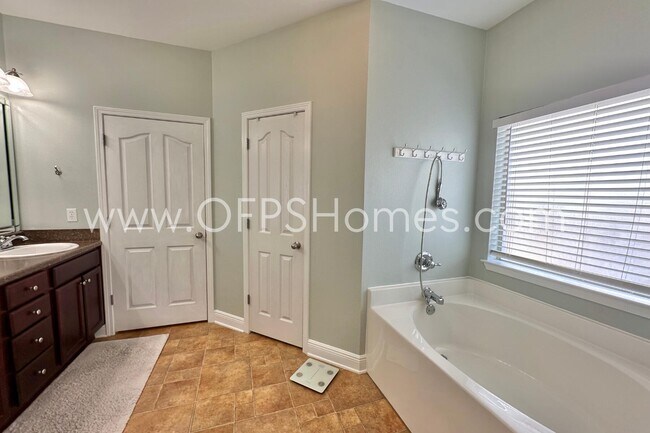 Building Photo - 606 Rowan Cir