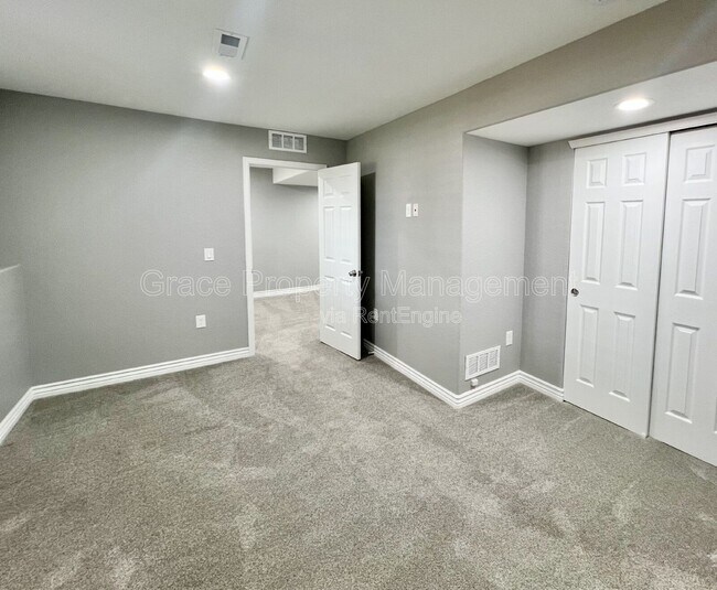 Building Photo - 5574 S Buchanan St