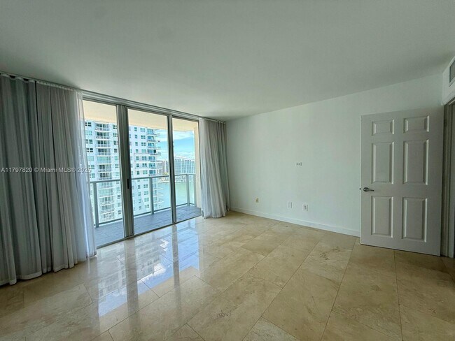 Building Photo - 1155 Brickell Bay Dr