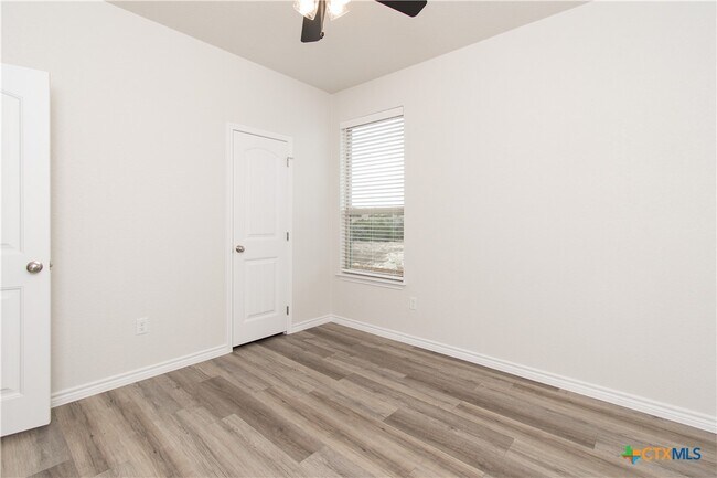 Building Photo - 121 Leon Ln