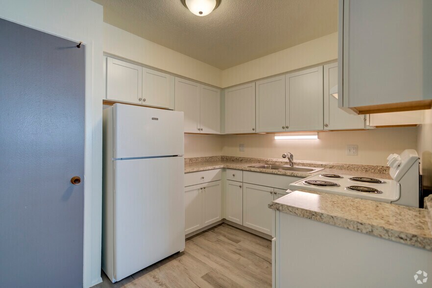 2BR, 1BA - 778SF - Kitchen - LA COLONNADE APARTMENTS