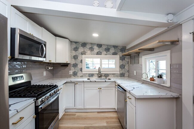 Building Photo - Remodeled Craftsman with Large Yard!
