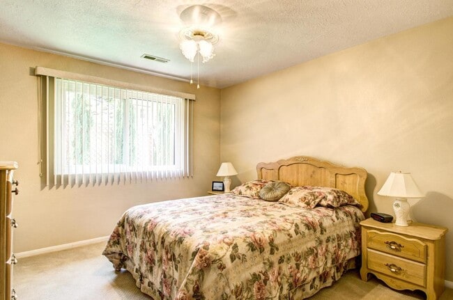 Building Photo - 525 Ridgeview Dr