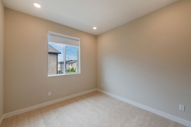 Building Photo - Newer townhome rental located in the gated One Seven Eight community!
