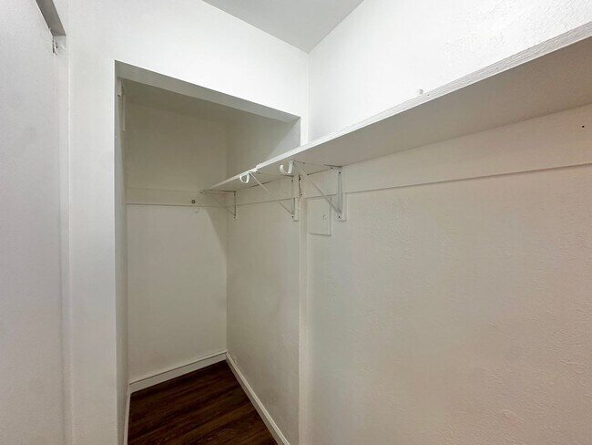 Building Photo - EBN T 2004