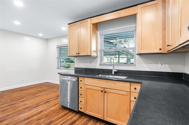 Building Photo - 516 Baxter St