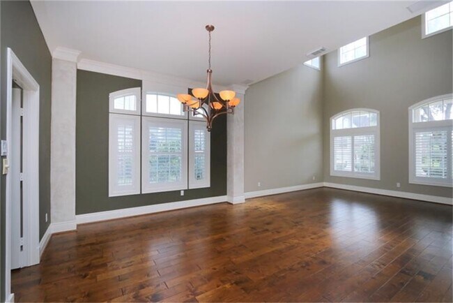 Building Photo - 6010 Stratford Gardens Dr