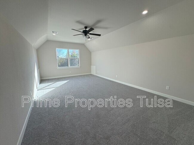 Building Photo - 1102 E Delmar Pl