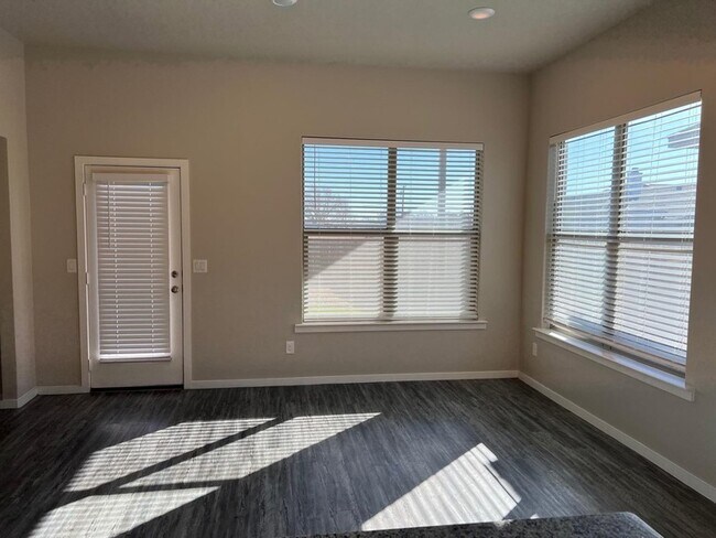 Building Photo - 2018 Kenwood Ave