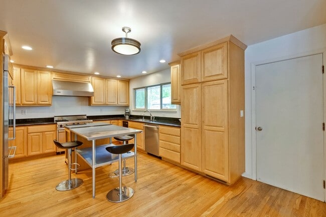 Building Photo - Amazing Midtown Home on a Quiet Cul-de-sac.