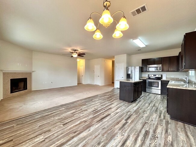 Building Photo - Charming 3/BR 2/BA  Home with Spacious Backyard