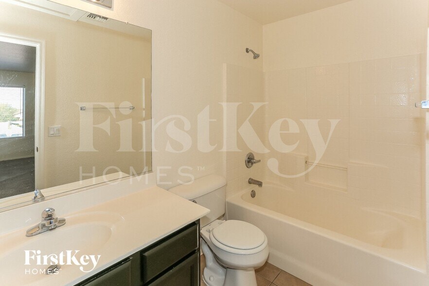 Building Photo - 718 S 124th Ave