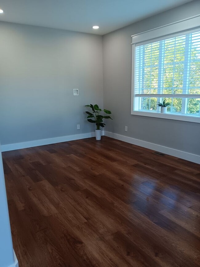 Building Photo - 4BR/4BA Townhome in Fort Sanders | Off Cam...