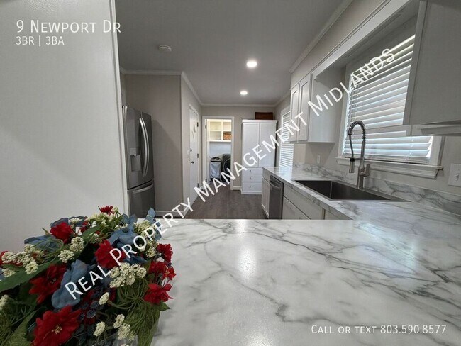 Building Photo - 9 Newport Dr