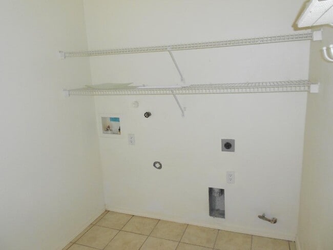 Building Photo - 4 Bedroom, 2.5 Bathroom! Lovely Home in Lo...