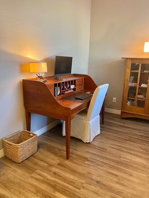 Office/den/3rd bedroom - 5557 N Teaberry Ln