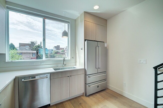 Building Photo - 3Bd/1.5Ba Seattle Townhouse