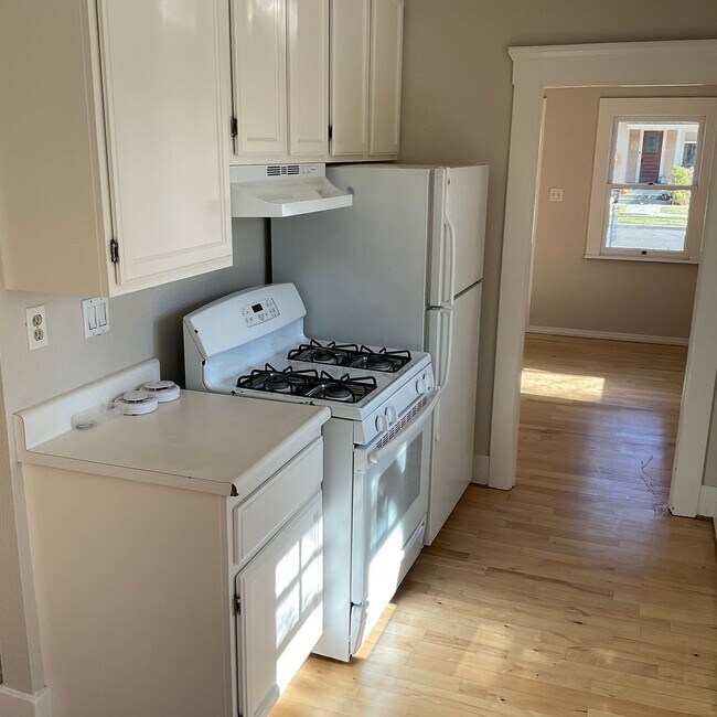 Building Photo - 272 S Grand St