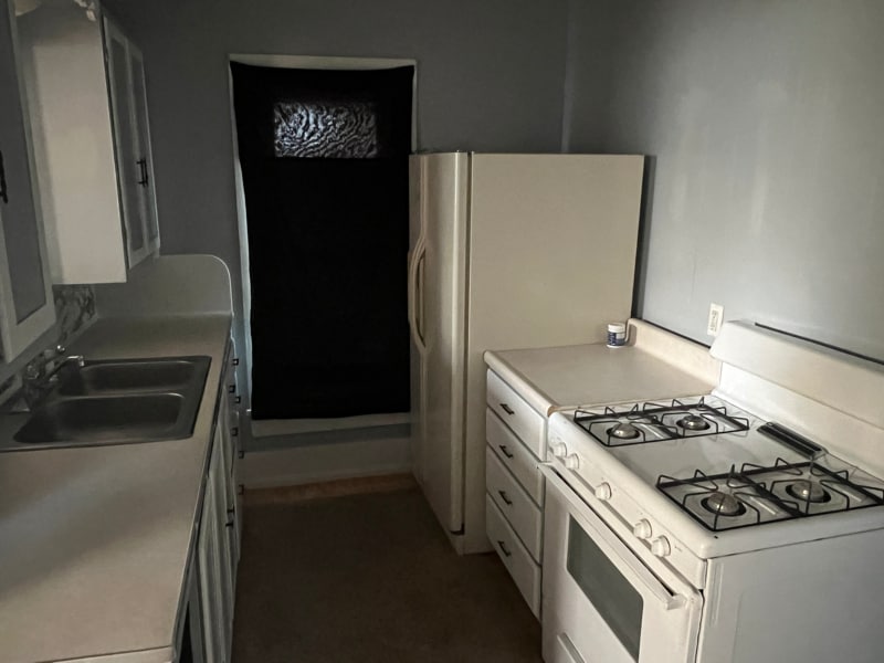 Building Photo - 2026 S Spring St