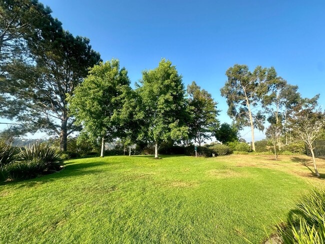 Building Photo - Spacious 3 Bedroom Townhome near USD!! Par...