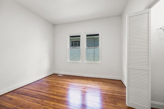 Building Photo - 512 Granville Dr SW