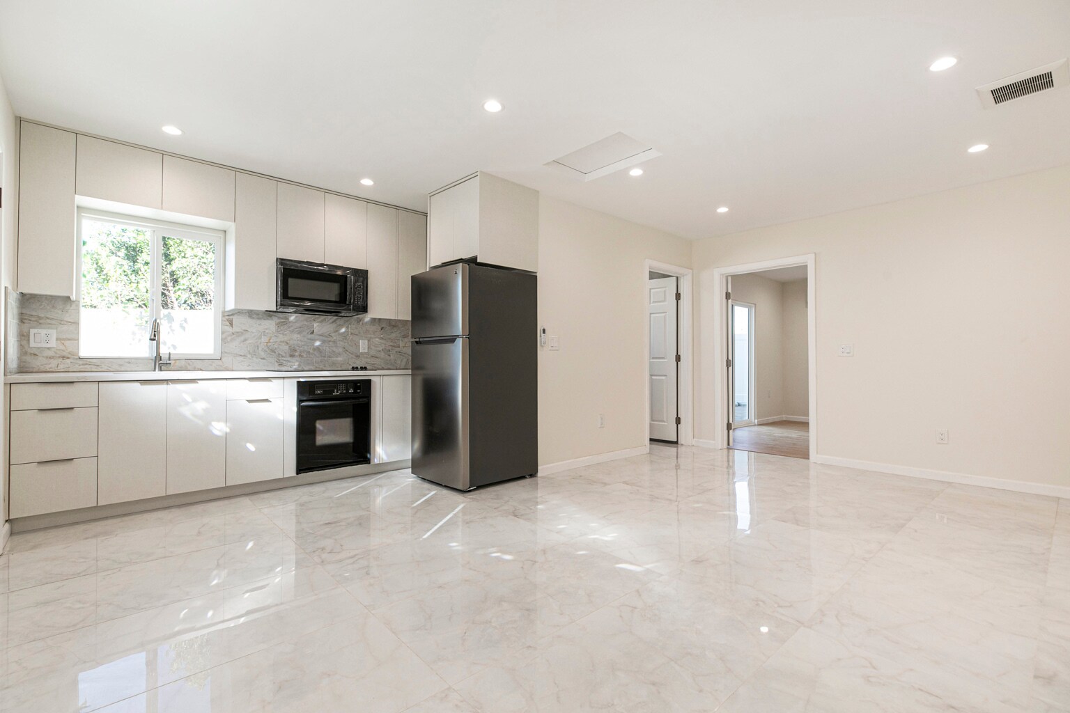 Building Photo - 7209 Dos Rios Dr