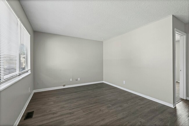Building Photo - 2900 W 43rd Terrace