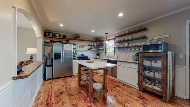 Building Photo - Stunning home situated on over 1 acre in North Thompson’s Station!