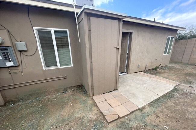 Building Photo - 2204 W Campbell Ave Unit 1