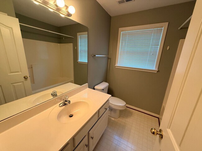 Building Photo - Spacious 4 Bed 2.5 Bath In Lexington!