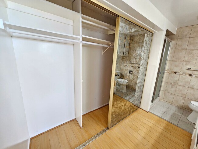 Building Photo - 2 Bed/ 2 Bath, TOP FLOOR CONDO