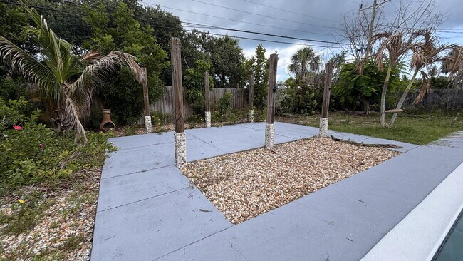 Building Photo - Charming Old Florida-Style Pool Home for Rent!
