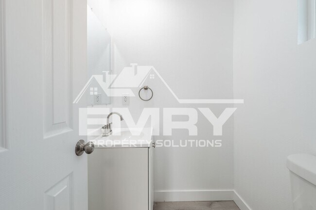 Building Photo - 6221 Fishburn Ave