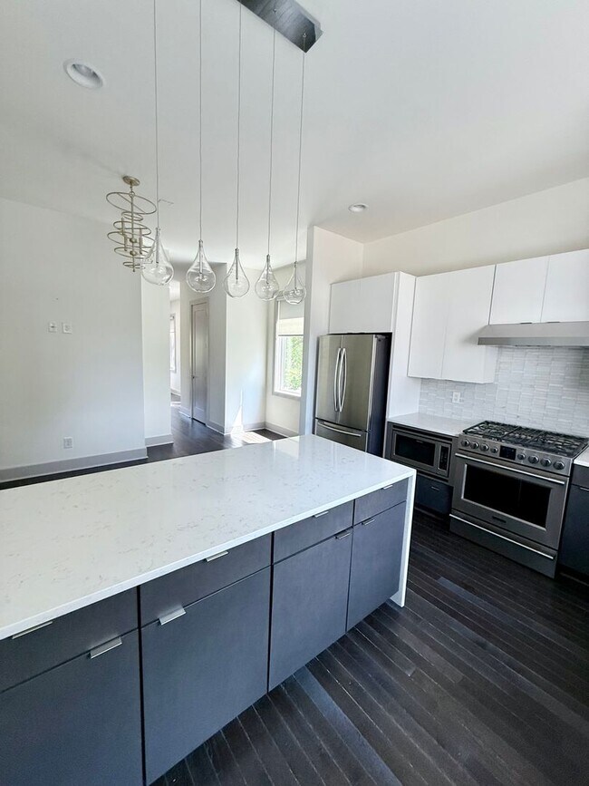 Building Photo - 3 bedroom/3.5 baths/ 12th S