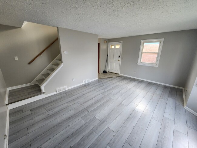 Building Photo - Charming 2-Bedroom Townhome in Rochester, ...