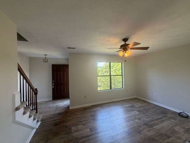 Building Photo - Salem duplex/townhouse