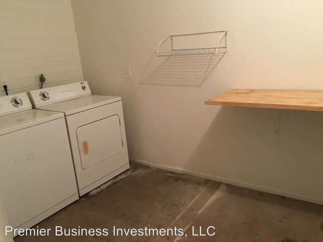 Building Photo - 3 br, 1 bath House - 2048 W Butler Drive